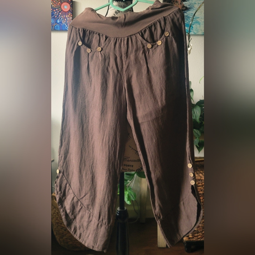 Women's Brown Button-Accent Linen Capris